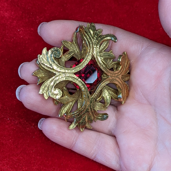 Vintage Benedict NY Beautiful Large Brooch Pin With ♥️ Red Center Rhinestone - Picture 4 of 8